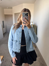 Load image into Gallery viewer, Scallop Edge Denim Jacket
